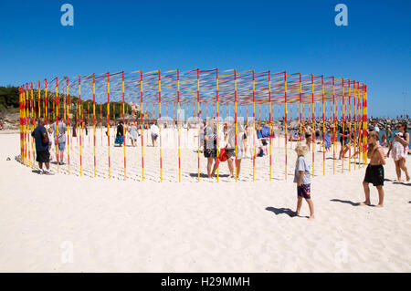 Cottesloe,WA,12,2016 Australia-March:sculpture ruban interactif avec les foules à des sculptures de la mer à Cottesloe Beach, Cottesloe,l'Australie Occidentale Banque D'Images