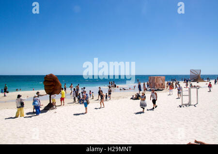 Cottesloe,WA,12,2016 Australia-March:Cottesloe Beach avec des foules, graphismes et marins à des sculptures de la mer à Cottesloe, ouest de l'Australie. Banque D'Images