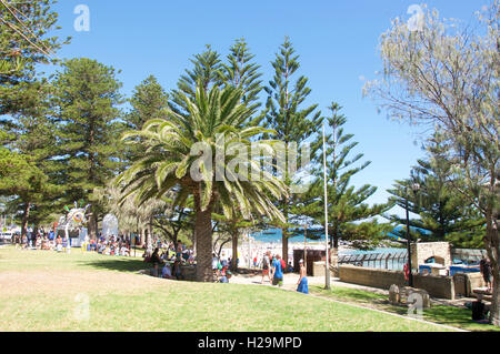 Cottesloe,WA,12,2016 Australia-March:des foules de gens dans les sculptures de la mer à Cottesloe Beach à Cottesloe,l'ouest de l'Australie. Banque D'Images