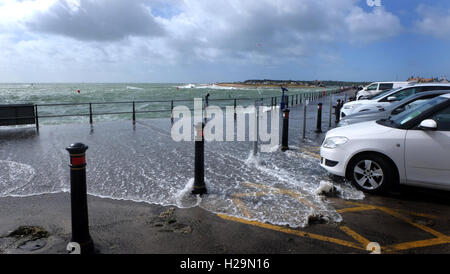 Inondations - inondations côtières en parking et promenade, Mudeford Quay Banque D'Images