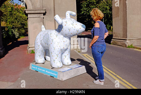 Brighton, UK. 25 Septembre, 2016. Snowdog Winter Lily à l'entrée de Queens Park sur l'Snowdogs par la Mer route de l'Art à Brighton . Plus de 40 Snowdogs sont apparues autour de Brighton ce week-end qui seront ensuite mises aux enchères pour amasser des fonds pour l'hospice des Martlets Crédit : Simon Dack/Alamy Live News Banque D'Images