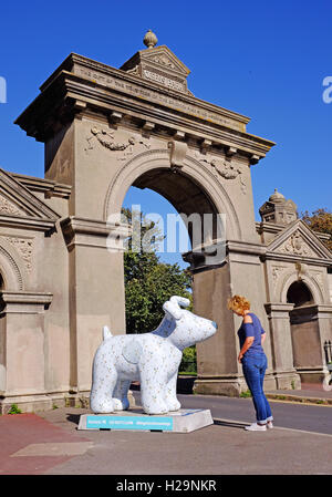 Brighton, UK. 25 Septembre, 2016. Snowdog Winter Lily à l'entrée de Queens Park sur l'Snowdogs par la Mer route de l'Art à Brighton . Plus de 40 Snowdogs sont apparues autour de Brighton ce week-end qui seront ensuite mises aux enchères pour amasser des fonds pour l'hospice des Martlets Crédit : Simon Dack/Alamy Live News Banque D'Images