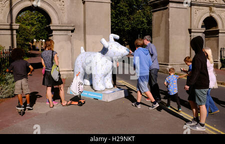 Brighton, UK. 25 Septembre, 2016. Snowdog Winter Lily à l'entrée de Queens Park sur l'Snowdogs par la Mer route de l'Art à Brighton . Plus de 40 Snowdogs sont apparues autour de Brighton ce week-end qui seront ensuite mises aux enchères pour amasser des fonds pour l'hospice des Martlets Crédit : Simon Dack/Alamy Live News Banque D'Images