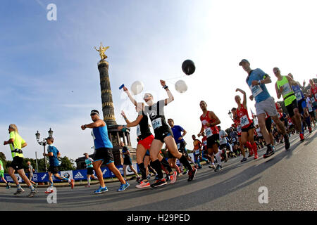 Berlin, Allemagne. 25 Septembre, 2016. Les athlètes amateurs au cours de la 43e édition du Marathon de Berlin, s'est tenue à Berlin. Credit : Fernanda Paradizo/FotoArena/Alamy Live News Banque D'Images