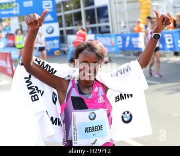 Berlin, Allemagne. 25 Septembre, 2016. Aberu Kebede (ETH) a remporté le 43e Marathon de Berlin, s'est tenue à Berlin. Credit : Fernanda Paradizo/FotoArena/Alamy Live News Banque D'Images