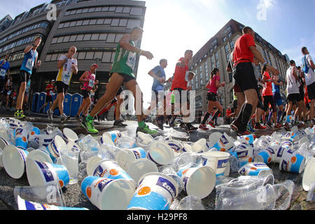 Berlin, Allemagne. 25 Septembre, 2016. Les athlètes amateurs au cours de la 43e édition du Marathon de Berlin, s'est tenue à Berlin. Credit : Fernanda Paradizo/FotoArena/Alamy Live News Banque D'Images