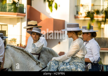 Les filles sur les chevaux de robe flamenco traditionnel à la Romeria de Fuengirola, pèlerinage religieux une semaine avant la foire annuelle, Fuengirola, Malaga, Espagne. 25 septembre, 2016. Feria Crédit : Perry Van Munster/ Alamy Live News Banque D'Images