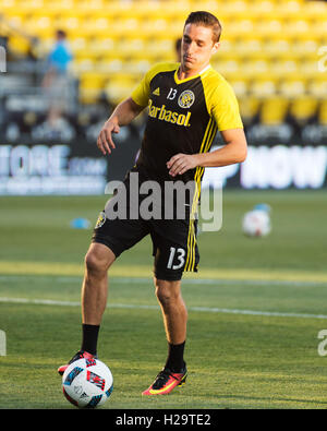 25 septembre 2016 : Columbus Crew milieu SC Ethan Finlay (13) se réchauffe avant le match contre la Nouvelle Angleterre. Columbus, OH, USA. Brent Clark Alamy Live News Banque D'Images