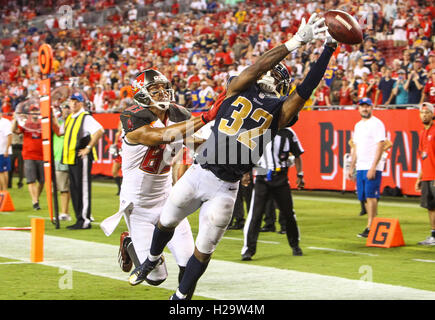 Tampa, Floride, USA. 25 Septembre, 2016. Vous VRAGOVIC | fois.Los Angeles Rams Troy évoluait Hill (32) fait une tentative sur une note destinée à Tampa Bay Buccaneers receveur Vincent Jackson (83) au quatrième trimestre du jeu dans le Stade Raymond James, le dimanche, 26 Septembre, 2016. Le Los Angeles Rams battre les Tampa Bay Buccaneers 37-32. © Vous Vragovic/Tampa Bay Times/ZUMA/Alamy Fil Live News Banque D'Images