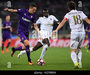 Florence, Italie. 25 Septembre, 2016. Josip Ilicic (L) de la Fiorentina rivalise avec Mbaye Niang (C) et Riccardo Montolivo de l'AC Milan lors de leur match de football Serie A italienne à Florence, Italie, 25 septembre 2016. Le match s'est terminé par une égalité 0-0. Credit : Alberto Lingria/Xinhua/Alamy Live News Banque D'Images