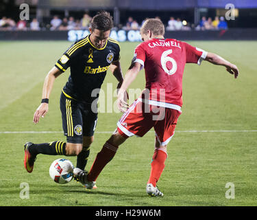 25 septembre 2016 : Columbus Crew milieu SC Ethan Finlay (13) va sur un milieu de terrain avec New England Revolution Scott Caldwell (6) dans la deuxième moitié. Columbus, OH, USA. Brent Clark Alamy Live News Banque D'Images