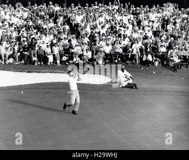 ARNOLD PALMER (sept. 10, 1929 - Septembre 25, 2016) est un golfeur professionnel, qui est généralement considéré comme l'un des plus grands joueurs dans l'histoire du golf professionnel. Il a gagné de nombreux événements sur le PGA Tour et du Champions Tour, remontant à 1955. Surnommé 'Le Roi', il a été l'un des parcours de golf les plus populaires étoiles et ses plus importants pionnière, parce qu'il a été la première superstar de la télévision du sport de l'âge, qui a commencé dans les années 1950. Sur la photo : June 8, 1964 - Augusta, Géorgie, États-Unis - lors de l'Arnold Palmer 1964 Masters. © Globe Photos/ZUMAPRESS.com/Alamy Live News Banque D'Images