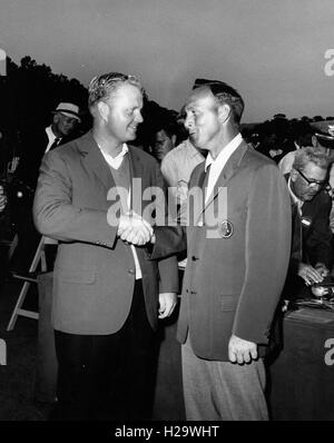 ARNOLD PALMER (sept. 10, 1929 - Septembre 25, 2016) est un golfeur professionnel, qui est généralement considéré comme l'un des plus grands joueurs dans l'histoire du golf professionnel. Il a gagné de nombreux événements sur le PGA Tour et du Champions Tour, remontant à 1955. Surnommé 'Le Roi', il a été l'un des parcours de golf les plus populaires étoiles et ses plus importants pionnière, parce qu'il a été la première superstar de la télévision du sport de l'âge, qui a commencé dans les années 1950. Sur la photo : June 7, 1965 - Augusta, Géorgie, États-Unis -, Jack Nicklaus et Arnold Palmer, à gauche après la finale Masters 1965. (Crédit Image : © Photos Globe/ZUMA Banque D'Images