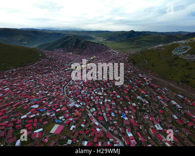 19 septembre 2016 - GarzÂ GarzÂ¨¨Â, Â, Chine - Sichuan, Chine-Septembre 19 2016 : ?(EDITORIAL ?utiliser ?SEULEMENT. ?CHINE ?OUT) Vue aérienne de la toits rouges à l'Larung Gar cinq bouddhiste, l'Académie des Sciences de la préfecture autonome tibétaine de Garze, au sud-ouest de la Chine Â.s dans la province du Sichuan, le 19 septembre 2016. Les bâtiments abritent moines et moniales pendant leurs études.Le Larung Gar bouddhiste, l'Académie des Sciences cinq situé dans la vallée de Larung sur une altitude de 3 700 mètres (environ 12 136 pieds), est la plus importante de l'Institut bouddhiste Tibétain. © SIPA Asie/ZUMA/Alamy Fil Live News Banque D'Images