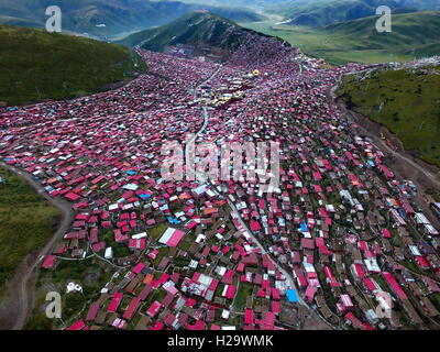 19 septembre 2016 - GarzÂ GarzÂ¨¨Â, Â, Chine - Sichuan, Chine-Septembre 19 2016 : ?(EDITORIAL ?utiliser ?SEULEMENT. ?CHINE ?OUT) Vue aérienne de la toits rouges à l'Larung Gar cinq bouddhiste, l'Académie des Sciences de la préfecture autonome tibétaine de Garze, au sud-ouest de la Chine Â.s dans la province du Sichuan, le 19 septembre 2016. Les bâtiments abritent moines et moniales pendant leurs études.Le Larung Gar bouddhiste, l'Académie des Sciences cinq situé dans la vallée de Larung sur une altitude de 3 700 mètres (environ 12 136 pieds), est la plus importante de l'Institut bouddhiste Tibétain. © SIPA Asie/ZUMA/Alamy Fil Live News Banque D'Images