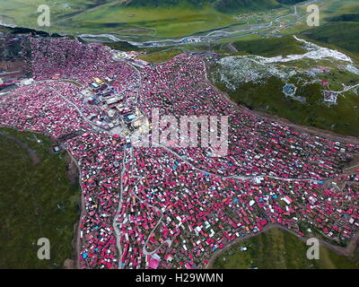 19 septembre 2016 - GarzÂ GarzÂ¨¨Â, Â, Chine - Sichuan, Chine-Septembre 19 2016 : ?(EDITORIAL ?utiliser ?SEULEMENT. ?CHINE ?OUT) Vue aérienne de la toits rouges à l'Larung Gar cinq bouddhiste, l'Académie des Sciences de la préfecture autonome tibétaine de Garze, au sud-ouest de la Chine Â.s dans la province du Sichuan, le 19 septembre 2016. Les bâtiments abritent moines et moniales pendant leurs études.Le Larung Gar bouddhiste, l'Académie des Sciences cinq situé dans la vallée de Larung sur une altitude de 3 700 mètres (environ 12 136 pieds), est la plus importante de l'Institut bouddhiste Tibétain. © SIPA Asie/ZUMA/Alamy Fil Live News Banque D'Images