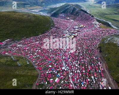 19 septembre 2016 - GarzÂ GarzÂ¨¨Â, Â, Chine - Sichuan, Chine-Septembre 19 2016 : ?(EDITORIAL ?utiliser ?SEULEMENT. ?CHINE ?OUT) Vue aérienne de la toits rouges à l'Larung Gar cinq bouddhiste, l'Académie des Sciences de la préfecture autonome tibétaine de Garze, au sud-ouest de la Chine Â.s dans la province du Sichuan, le 19 septembre 2016. Les bâtiments abritent moines et moniales pendant leurs études.Le Larung Gar bouddhiste, l'Académie des Sciences cinq situé dans la vallée de Larung sur une altitude de 3 700 mètres (environ 12 136 pieds), est la plus importante de l'Institut bouddhiste Tibétain. © SIPA Asie/ZUMA/Alamy Fil Live News Banque D'Images