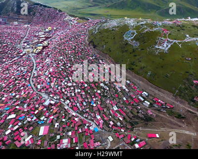 19 septembre 2016 - GarzÂ GarzÂ¨¨Â, Â, Chine - Sichuan, Chine-Septembre 19 2016 : ?(EDITORIAL ?utiliser ?SEULEMENT. ?CHINE ?OUT) Vue aérienne de la toits rouges à l'Larung Gar cinq bouddhiste, l'Académie des Sciences de la préfecture autonome tibétaine de Garze, au sud-ouest de la Chine Â.s dans la province du Sichuan, le 19 septembre 2016. Les bâtiments abritent moines et moniales pendant leurs études.Le Larung Gar bouddhiste, l'Académie des Sciences cinq situé dans la vallée de Larung sur une altitude de 3 700 mètres (environ 12 136 pieds), est la plus importante de l'Institut bouddhiste Tibétain. © SIPA Asie/ZUMA/Alamy Fil Live News Banque D'Images