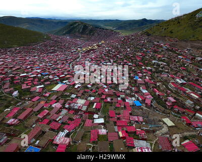 19 septembre 2016 - GarzÂ GarzÂ¨¨Â, Â, Chine - Sichuan, Chine-Septembre 19 2016 : ?(EDITORIAL ?utiliser ?SEULEMENT. ?CHINE ?OUT) Vue aérienne de la toits rouges à l'Larung Gar cinq bouddhiste, l'Académie des Sciences de la préfecture autonome tibétaine de Garze, au sud-ouest de la Chine Â.s dans la province du Sichuan, le 19 septembre 2016. Les bâtiments abritent moines et moniales pendant leurs études.Le Larung Gar Sciences Académie cinq bouddhistes,situé dans la vallée de Larung sur une altitude de 3 700 mètres (environ 12 136 pieds),est le plus grand institut bouddhiste Tibétain. (Crédit Image : © SIPA l'Asie via Zuma sur le fil) Banque D'Images