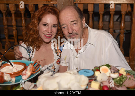 Munich, Allemagne. 25 Septembre, 2016. Producteur de musique Ralph Siegel et son amie Laura Kaefer Kaefer s'asseoir dans la tente à l'Oktoberfest de Munich, Allemagne, 25 septembre 2016. La 183ème Oktoberfest de Munich se tiendra du 17 septembre au 03 octobre 2016. Photo : Felix Hoerhager/dpa/Alamy Live News Banque D'Images