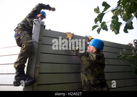 Prague, République tchèque. Sep 24, 2016. Les pompiers et les soldats construire les barrières mobiles le long de la rivière Vltava dans les exercer à Prague, en République tchèque, le 24 septembre 2016. © Katerina Sulova/CTK Photo/Alamy Live News Banque D'Images