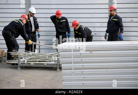 Prague, République tchèque. Sep 24, 2016. Les pompiers et les soldats construire les barrières mobiles le long de la rivière Vltava dans les exercer à Prague, en République tchèque, le 24 septembre 2016. © Katerina Sulova/CTK Photo/Alamy Live News Banque D'Images