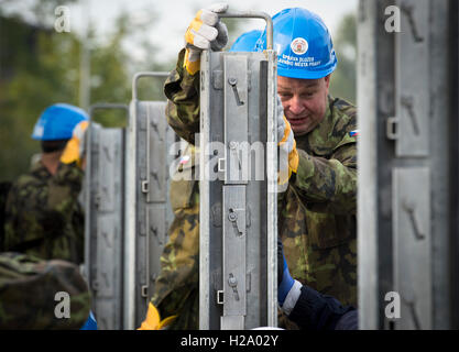 Prague, République tchèque. Sep 24, 2016. Les pompiers et les soldats construire les barrières mobiles le long de la rivière Vltava dans les exercer à Prague, en République tchèque, le 24 septembre 2016. © Katerina Sulova/CTK Photo/Alamy Live News Banque D'Images