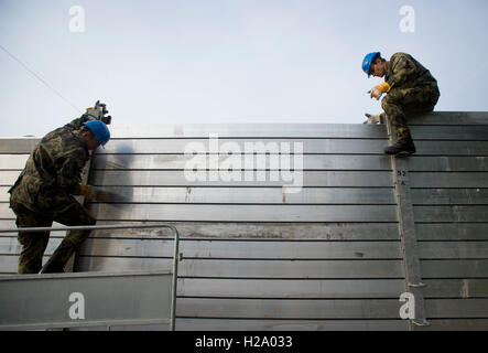 Prague, République tchèque. Sep 24, 2016. Les pompiers et les soldats construire les barrières mobiles le long de la rivière Vltava dans les exercer à Prague, en République tchèque, le 24 septembre 2016. © Katerina Sulova/CTK Photo/Alamy Live News Banque D'Images