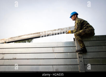 Prague, République tchèque. Sep 24, 2016. Les pompiers et les soldats construire les barrières mobiles le long de la rivière Vltava dans les exercer à Prague, en République tchèque, le 24 septembre 2016. © Katerina Sulova/CTK Photo/Alamy Live News Banque D'Images