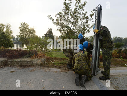 Prague, République tchèque. Sep 24, 2016. Les pompiers et les soldats construire les barrières mobiles le long de la rivière Vltava dans les exercer à Prague, en République tchèque, le 24 septembre 2016. © Katerina Sulova/CTK Photo/Alamy Live News Banque D'Images