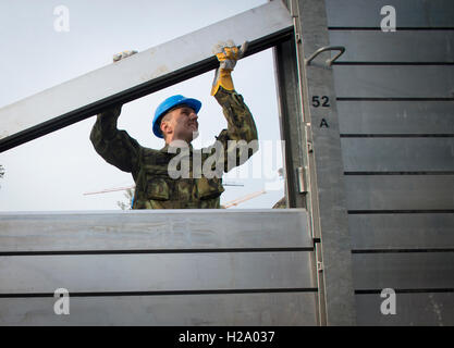 Prague, République tchèque. Sep 24, 2016. Les pompiers et les soldats construire les barrières mobiles le long de la rivière Vltava dans les exercer à Prague, en République tchèque, le 24 septembre 2016. © Katerina Sulova/CTK Photo/Alamy Live News Banque D'Images