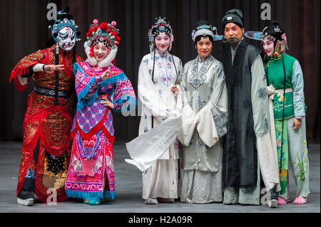 Londres, Royaume-Uni. 26 septembre 2016. Les membres du théâtre de l'opéra kun SuZhou assister à une presse appel au Globe Theatre avant le 400e anniversaire de la présentation spéciale du Pavillon aux pivoines de Tang Xianzu en mémoire, le 16e siècle dynastie Ming's master playright et William Shakespeare. A tenu plus de trois nuits, l'opéra, connu sous le nom de China's Roméo et Juliette, ne sera effectué à la Troxy theatre du 28 au 30 septembre. Crédit : Stephen Chung / Alamy Live News Banque D'Images