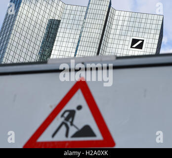 Francfort-sur-Main, Allemagne. 28 janvier, 2014. Le siège de la Deutsche Bank sont illustrés à Francfort, Allemagne, 28 janvier 2014. Le 29 janvier 2014 la conférence de presse annuelle avec la présentation des chiffres pour 2013 aura lieu. Photo : Arne Dedert/dpa | dans le monde d'utilisation/dpa/Alamy Live News Banque D'Images