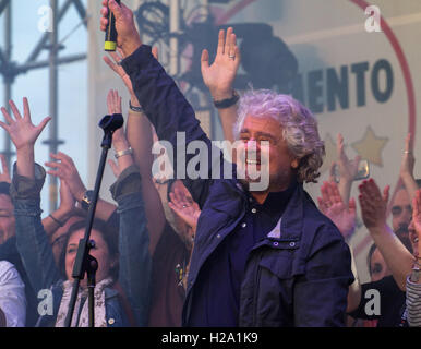 Palerme, Italie. 25 Septembre, 2016. Beppe Grillo, fondateur de le Movimento 5 Stelle (mouvement cinq étoiles), prend la parole lors d'un rassemblement public pour le M5S Rencontre Nationale le 25 septembre 2016 à Palerme, Italie. Crédit : Antonio Melita/Alamy Live News Banque D'Images