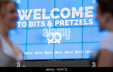 Munich, Allemagne. 26 Sep, 2016. Deux femmes en costumes bavarois traditionial 'Dirndl' parler à l'Bits & Bretzels fondateurs Festival à Munich, Allemagne, 26 septembre 2016. Au-dessus d'eux un panneau 'Welcome to Bits & Pretzels" peut être lu. La start-up est en cours d'exécution jusqu'au 27 septembre 2016. Photo : MATTHIAS BALK/dpa/Alamy Live News Banque D'Images