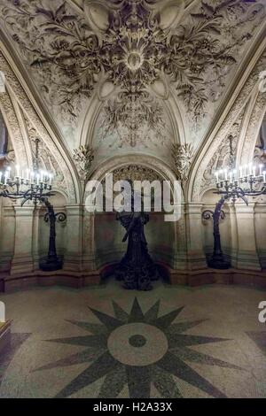 Paris, France. 3e, 2016 Sep. Le Palais Garnier est un opéra de 1 979 places dans le 9ème arrondissement de Paris. Conçu par Charles Garnier, il a ouvert ses portes en 1875, et était le principal foyer de l'Opéra de Paris jusqu'en 1989. L'opulent bâtiment était le paramètre de Gaston Leroux 1910 du roman "Le Fantôme de l'opéra'. © Thierry Dehove/ZUMA/Alamy Fil Live News Banque D'Images