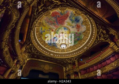 Paris, France. 3e, 2016 Sep. Le Palais Garnier est un opéra de 1 979 places dans le 9ème arrondissement de Paris. Conçu par Charles Garnier, il a ouvert ses portes en 1875, et était le principal foyer de l'Opéra de Paris jusqu'en 1989. L'opulent bâtiment était le paramètre de Gaston Leroux 1910 du roman "Le Fantôme de l'opéra'. © Thierry Dehove/ZUMA/Alamy Fil Live News Banque D'Images