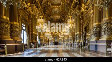 Paris, France. 3e, 2016 Sep. Le Palais Garnier est un opéra de 1 979 places dans le 9ème arrondissement de Paris. Conçu par Charles Garnier, il a ouvert ses portes en 1875, et était le principal foyer de l'Opéra de Paris jusqu'en 1989. L'opulent bâtiment était le paramètre de Gaston Leroux 1910 du roman "Le Fantôme de l'opéra'. © Thierry Dehove/ZUMA/Alamy Fil Live News Banque D'Images