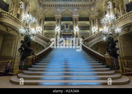 Paris, France. 3e, 2016 Sep. Le Palais Garnier est un opéra de 1 979 places dans le 9ème arrondissement de Paris. Conçu par Charles Garnier, il a ouvert ses portes en 1875, et était le principal foyer de l'Opéra de Paris jusqu'en 1989. L'opulent bâtiment était le paramètre de Gaston Leroux 1910 du roman "Le Fantôme de l'opéra'. © Thierry Dehove/ZUMA/Alamy Fil Live News Banque D'Images