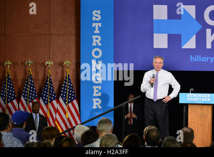 MIAMI, FLORIDE - 25 SEPTEMBRE : Vice-présidence démocratique américain prête-nom Tim Kaine parler à une foule en campagne à Miami Dade College - Campus Kendall, passage couvert de la bibliothèque le 25 septembre 2016 à Miami, en Floride. Credit : MPI10 / MediaPunch Banque D'Images
