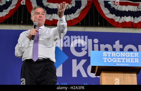 MIAMI, FLORIDE - 25 SEPTEMBRE : Vice-présidence démocratique américain prête-nom Tim Kaine parler à une foule en campagne à Miami Dade College - Campus Kendall, passage couvert de la bibliothèque le 25 septembre 2016 à Miami, en Floride. Credit : MPI10 / MediaPunch Banque D'Images
