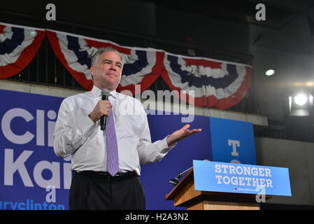 MIAMI, FLORIDE - 25 SEPTEMBRE : Vice-présidence démocratique américain prête-nom Tim Kaine parler à une foule en campagne à Miami Dade College - Campus Kendall, passage couvert de la bibliothèque le 25 septembre 2016 à Miami, en Floride. Credit : MPI10 / MediaPunch Banque D'Images