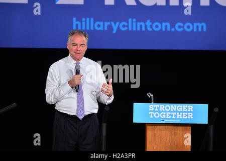 MIAMI, FLORIDE - 25 SEPTEMBRE : Vice-présidence démocratique américain prête-nom Tim Kaine parler à une foule en campagne à Miami Dade College - Campus Kendall, passage couvert de la bibliothèque le 25 septembre 2016 à Miami, en Floride. Credit : MPI10 / MediaPunch Banque D'Images