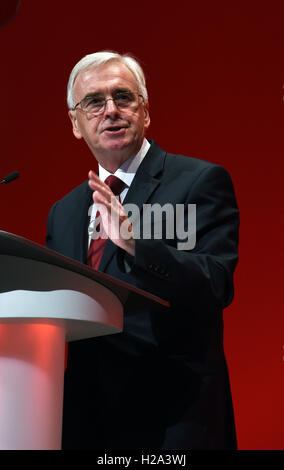 Liverpool, Royaume-Uni. 26 Septembre, 2016. John McDonnell Shadow Chancelier de l'Échiquier s'exprimant lors de la conférence du parti travailliste de Liverpool. Credit : Della Batchelor/Alamy Live News Banque D'Images