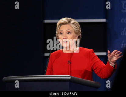 Hempstead, USA. 26 Sep, 2016. Le démocrate Hillary Clinton occupe le premier débat présidentiel dans Hempstead de New York, aux États-Unis, le 26 septembre 2016. Hillary Clinton et le Républicain Donald Trump le lundi ont tenu leur premier débat présidentiel à Hempstead. Credit : Qin Lang/Xinhua/Alamy Live News Banque D'Images