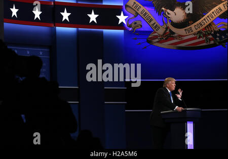 Hempstead, USA. 26 Sep, 2016. Donald Trump républicaine s'occupe le premier débat présidentiel dans Hempstead de New York, aux États-Unis, le 26 septembre 2016. Donald Trump et le démocrate Hillary Clinton le lundi ont tenu leur premier débat présidentiel à Hempstead. Credit : Qin Lang/Xinhua/Alamy Live News Banque D'Images