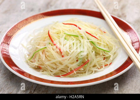 Sauté de pommes de terre râpée, une cuisine chinoise Banque D'Images