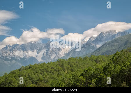 Vista de la Montagne Enneigée du Dragon de Jade avec la neige au sommet des montagnes dans Shanghri-La, Chine Banque D'Images