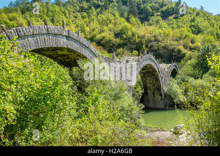 Kalogeriko pont de pierre. Zagori Centrale, Grèce Banque D'Images