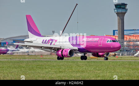 Wizz Air Airbus A320 HA-LPO, à l'atterrissage à l'aéroport de Londres Luton LTN Banque D'Images